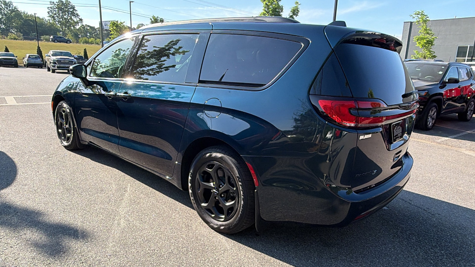 Used 2024 Chrysler Pacifica Premium FWD image 10