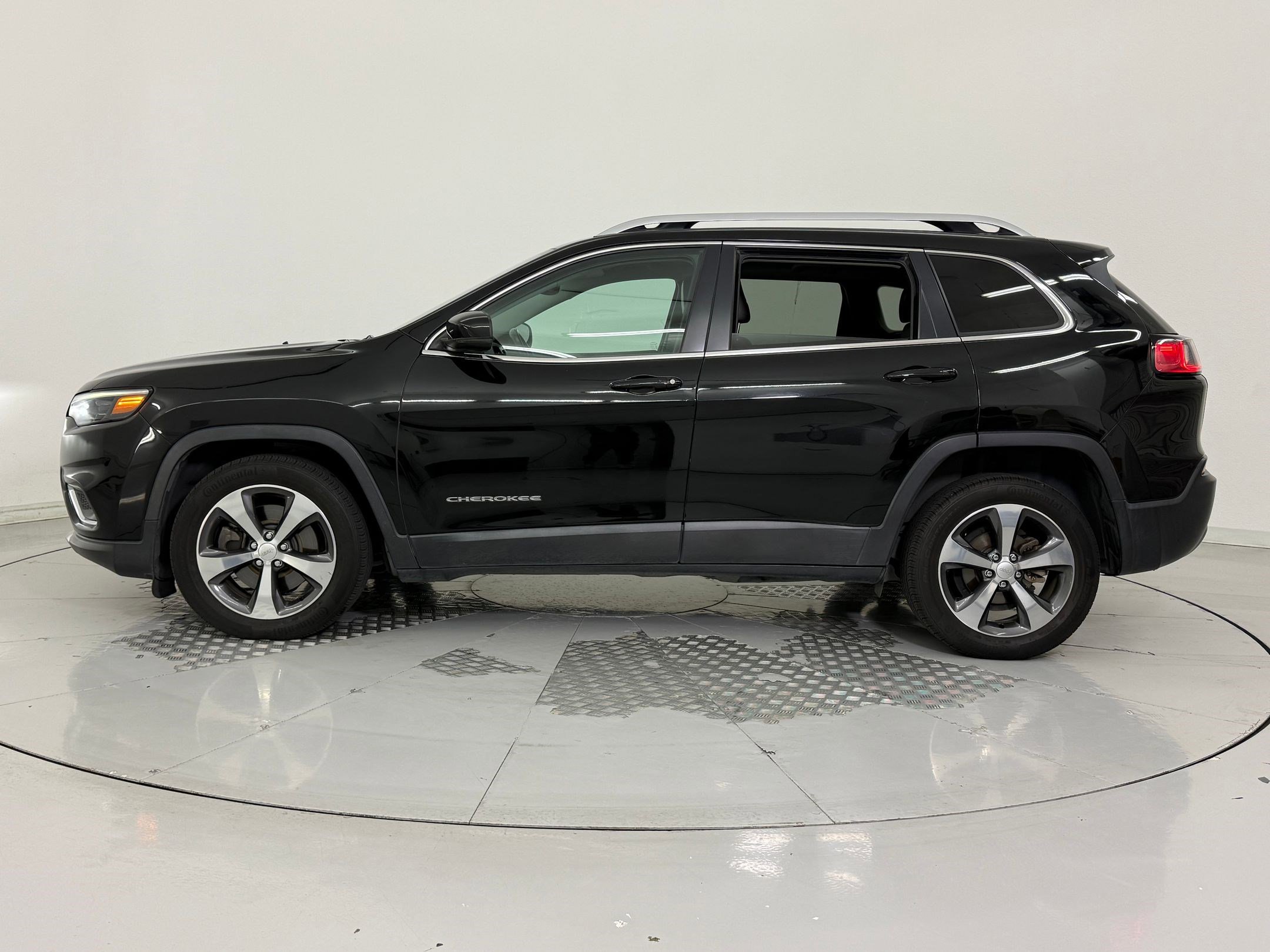 Used 2019 Jeep Cherokee Limited image 2