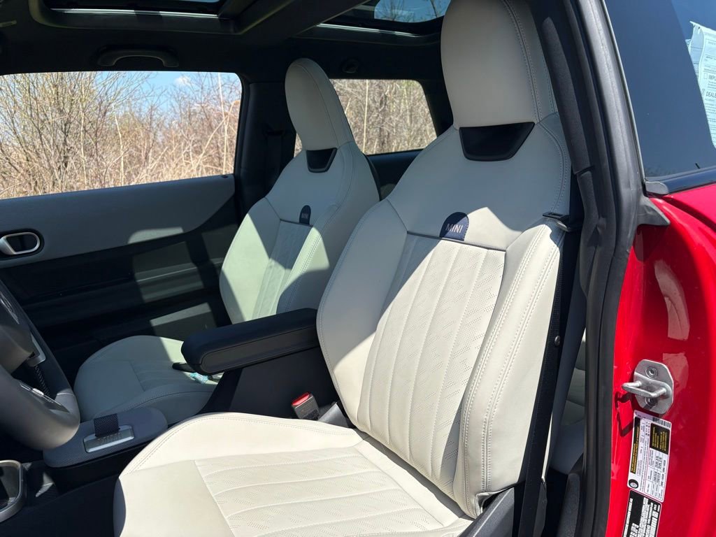 Used 2025 MINI Cooper 2-Door Hardtop FWD image 4