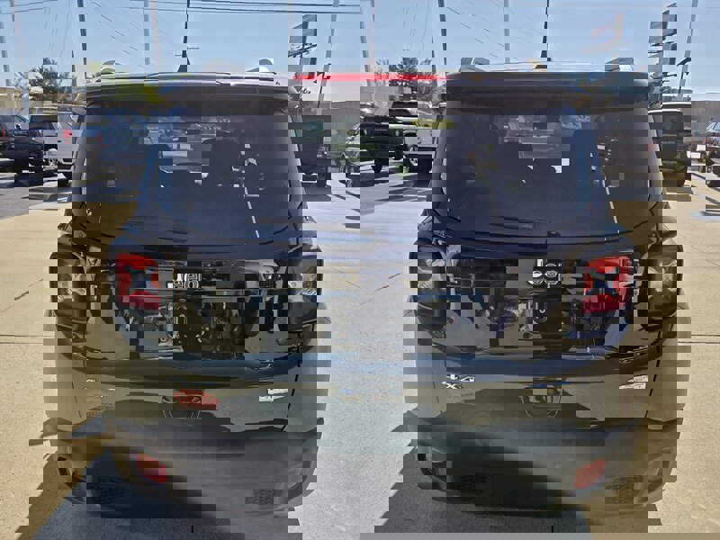 Used 2019 Jeep Renegade Latitude w/ Cold Weather Group image 4