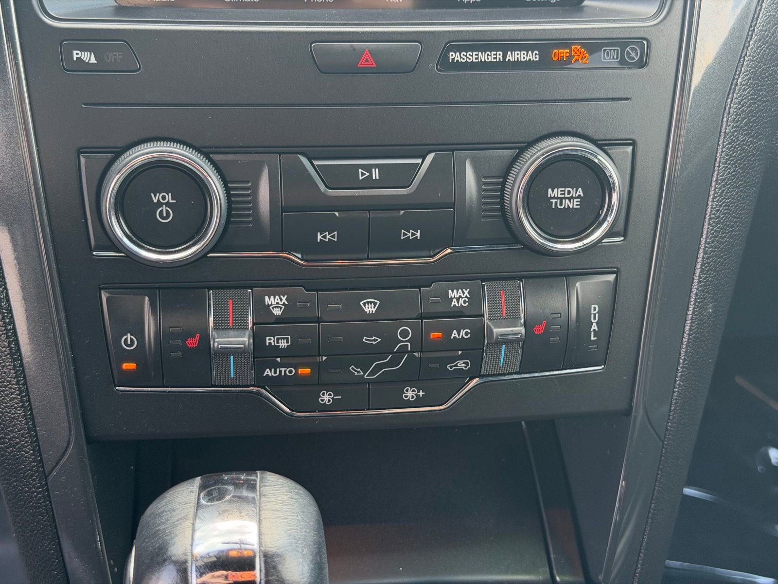 Used 2019 Ford Explorer XLT w/ Equipment Group 202A AWD/4WD image 22