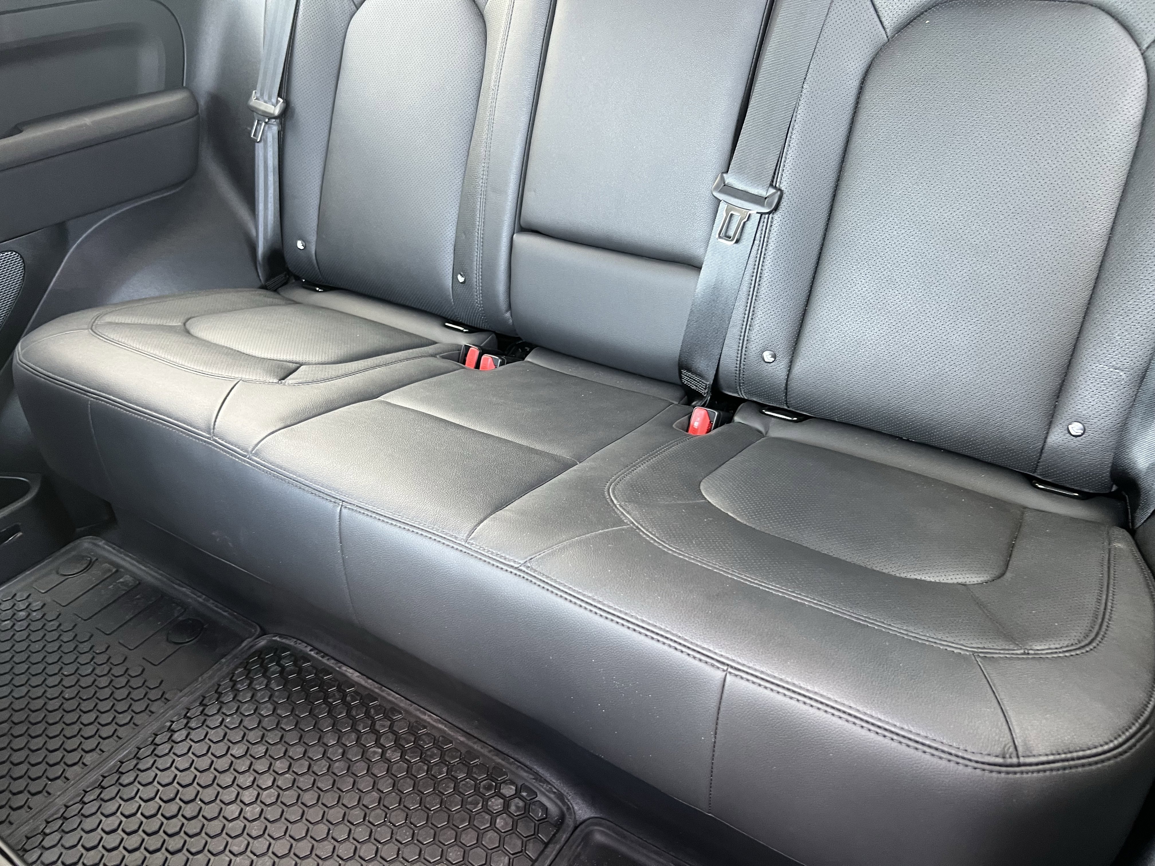 Certified 2023 Land Rover Defender 90 SE image 33