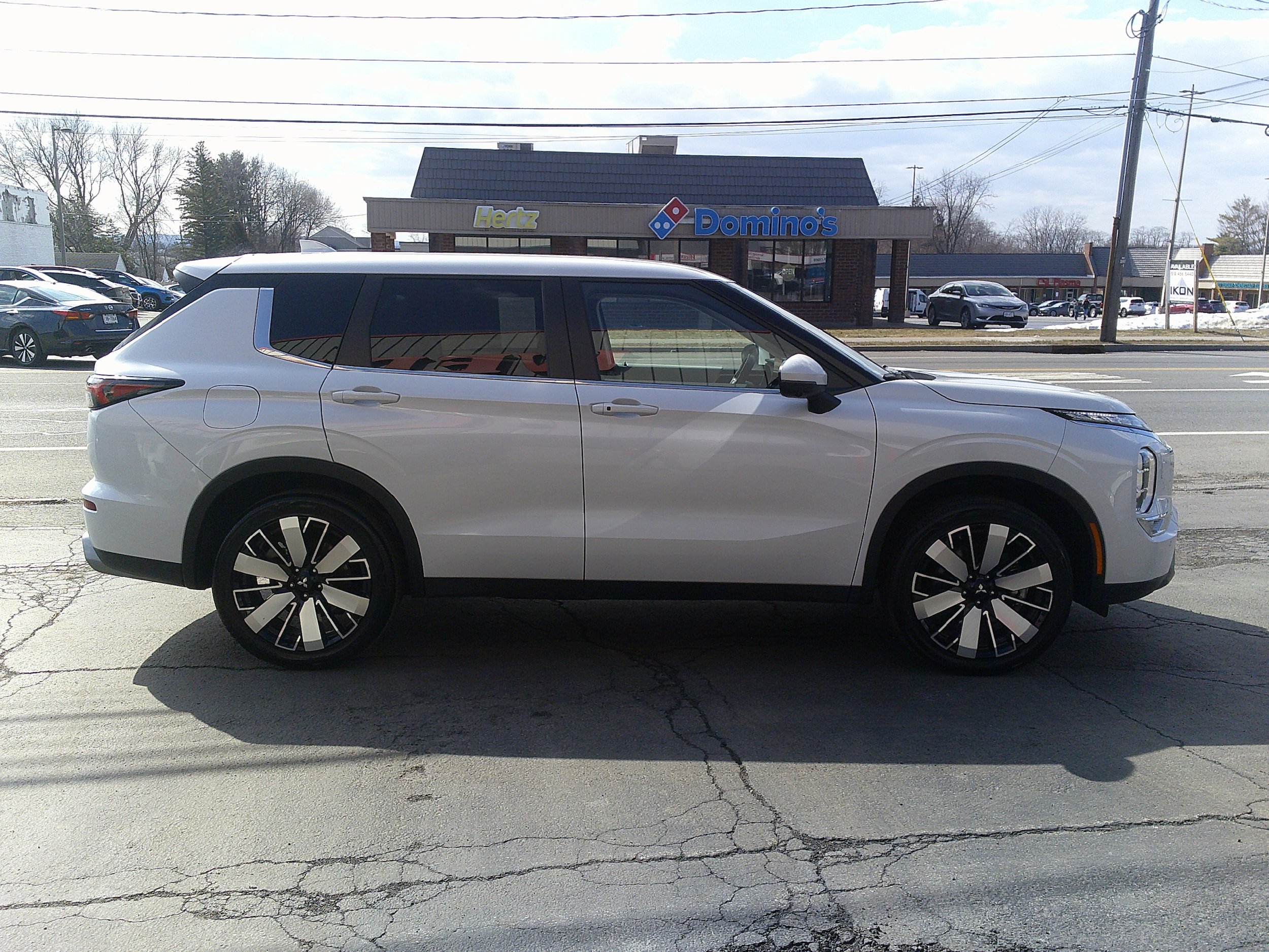 Used 2025 Mitsubishi Outlander SE image 6