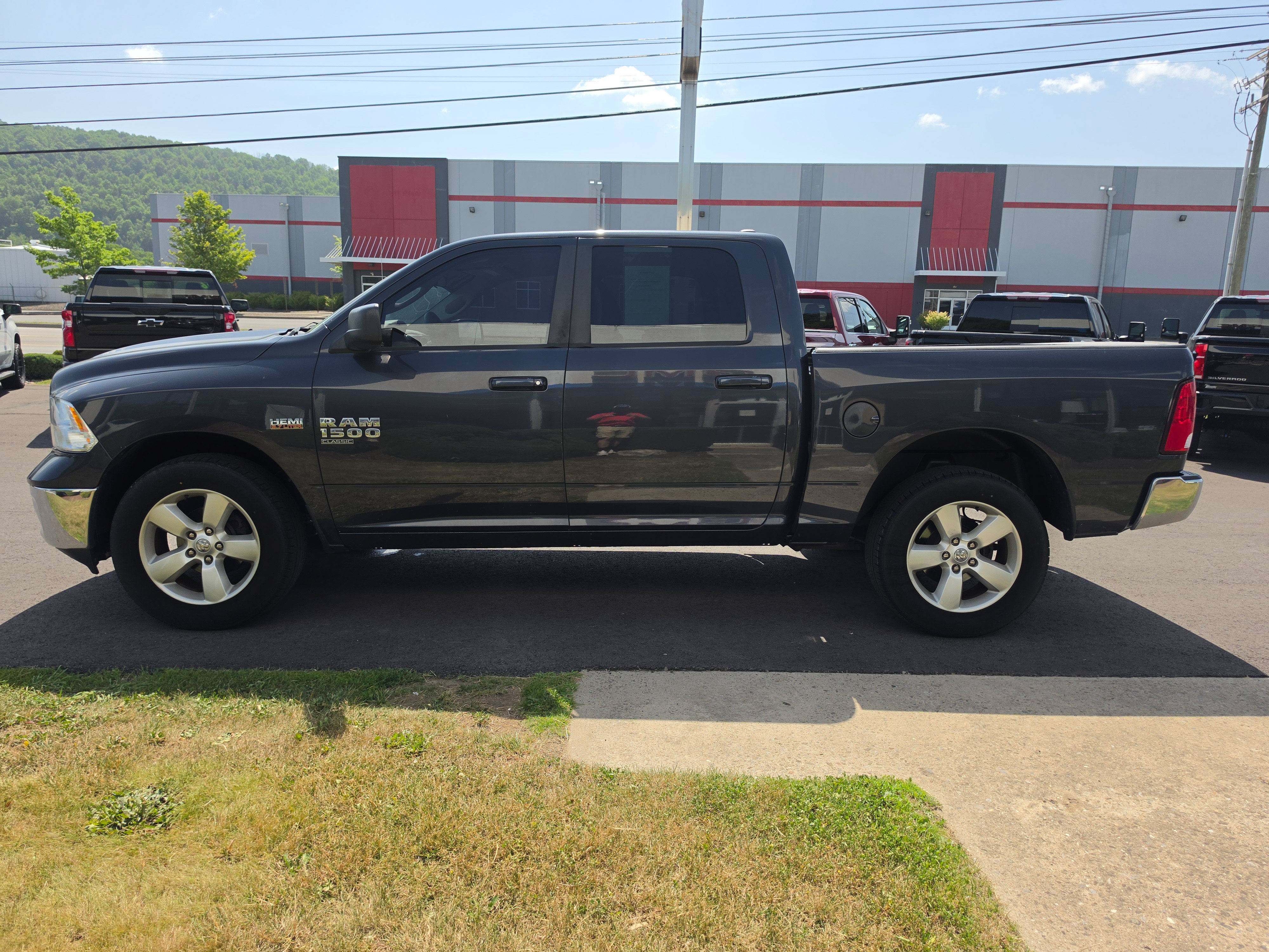 Used 2019 RAM 1500 Classic SLT AWD/4WD image 7