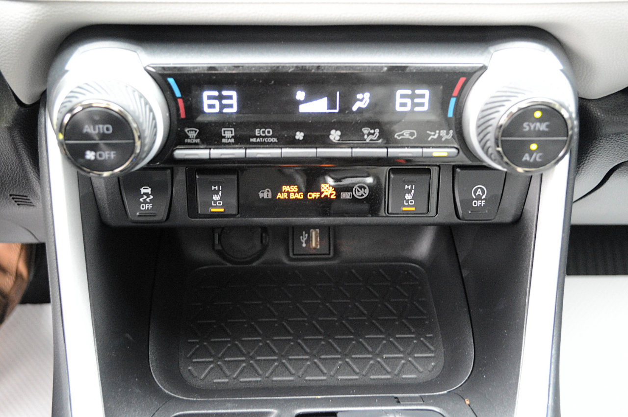 Used 2025 Toyota RAV4 XLE Premium image 27