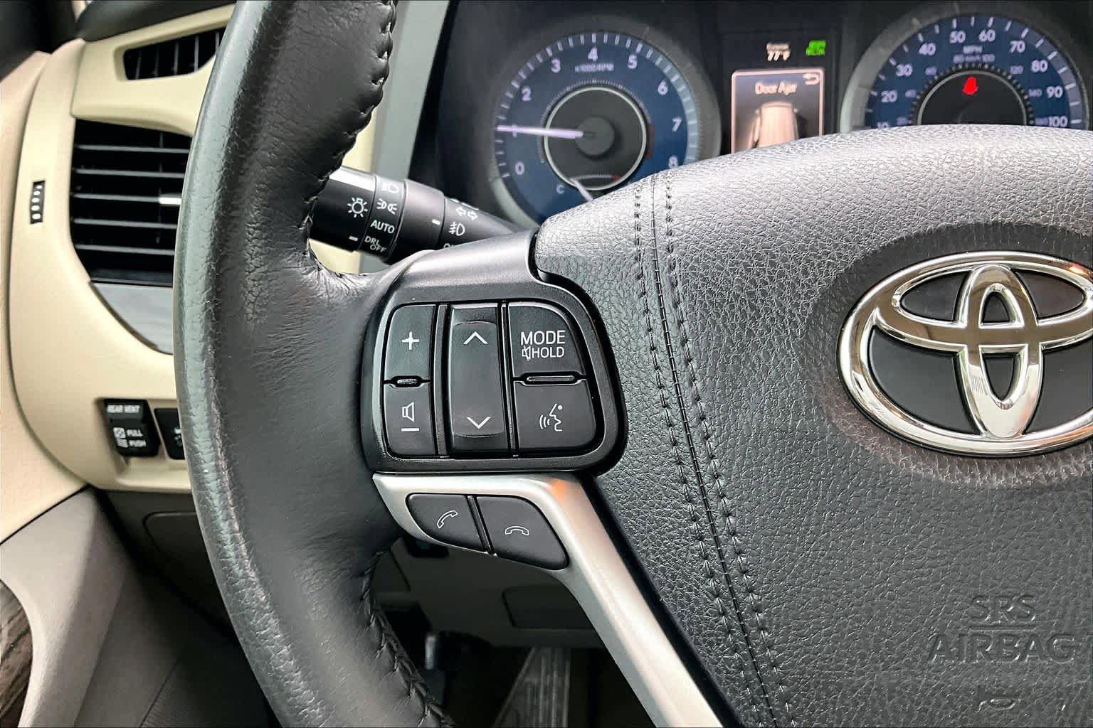 Used 2020 Toyota Sienna XLE Premium FWD image 23