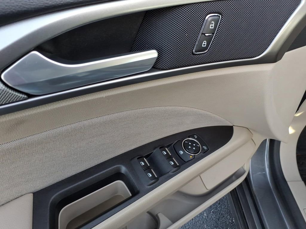 Used 2020 Ford Fusion SE image 11