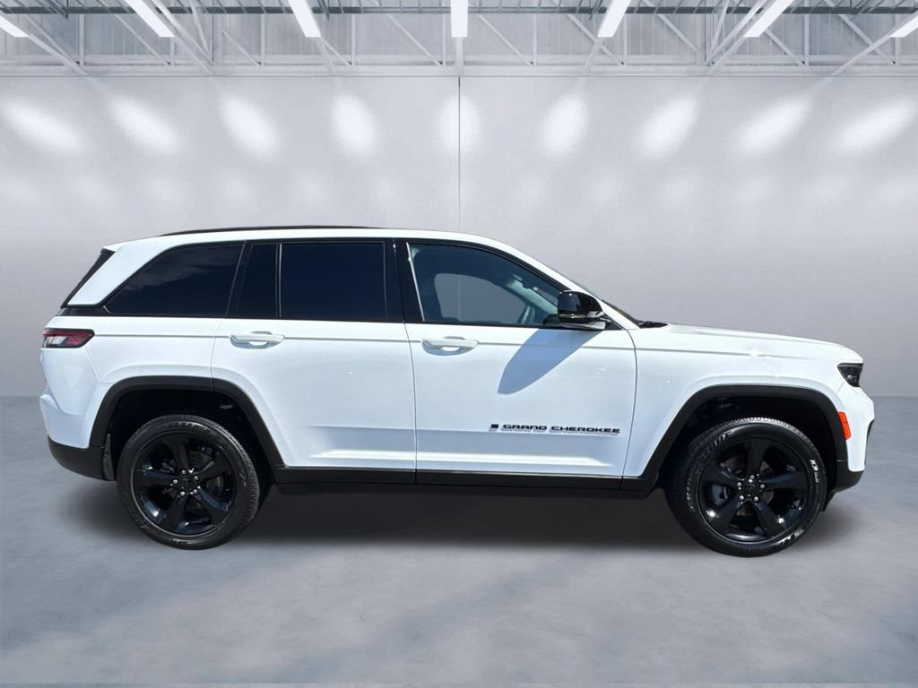 Certified 2024 Jeep Grand Cherokee Altitude AWD/4WD image 3
