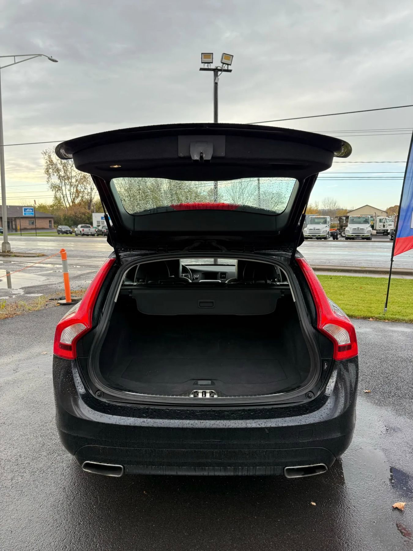 Used 2017 Volvo V60 T5 Premier w/ Convenience Package image 16