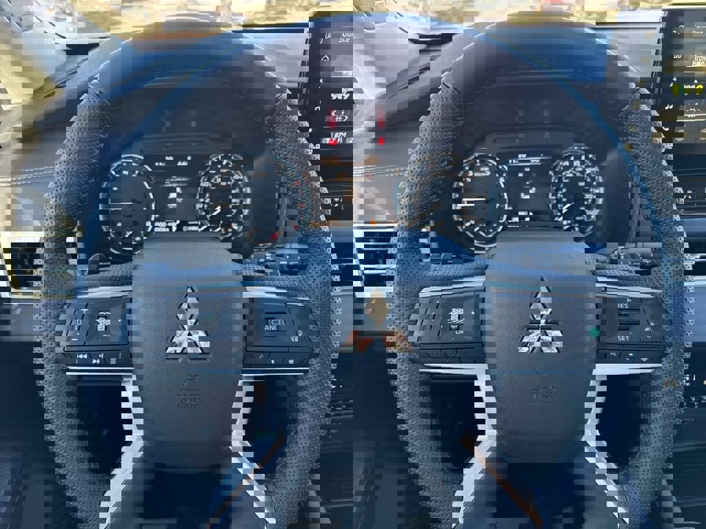 New 2025 Mitsubishi Outlander SE image 15