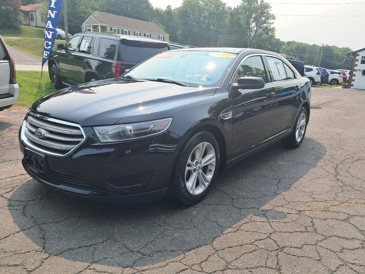 Used 2017 Ford Taurus SE FWD image 2