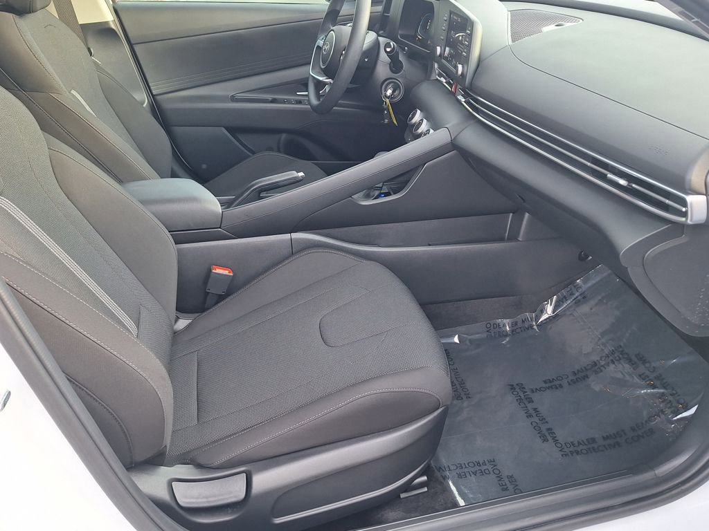 Certified 2025 Hyundai Elantra SE image 22