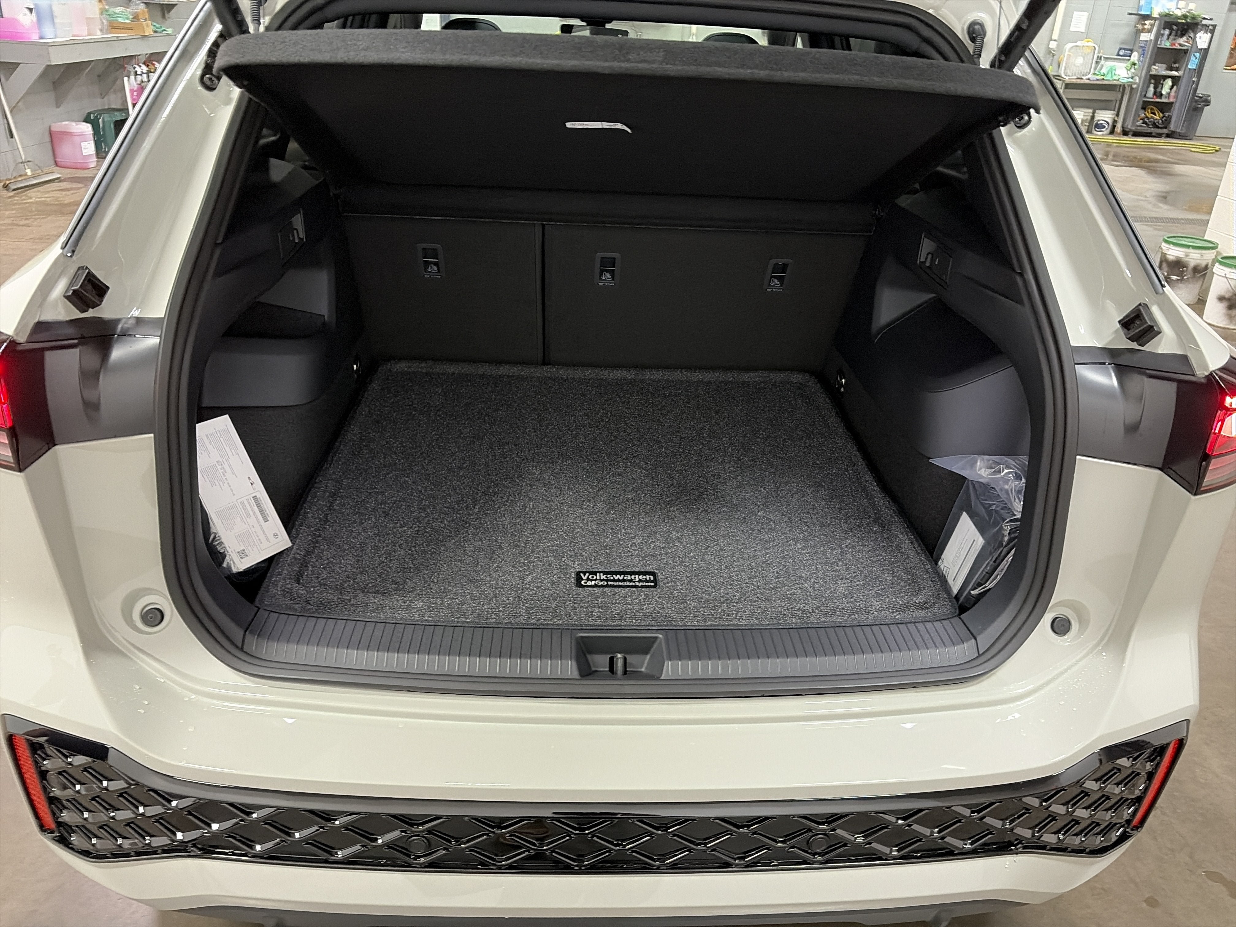 New 2026 Volkswagen Tiguan SEL R-Line AWD/4WD image 32