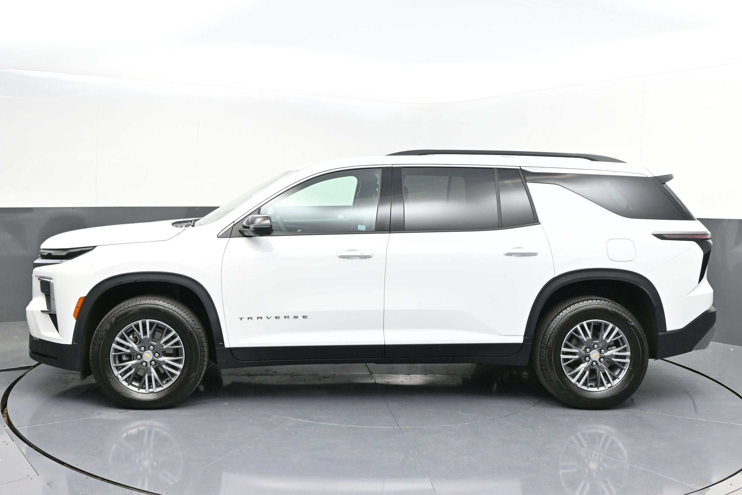 Used 2026 Chevrolet Traverse LT w/ Driver Confidence Package FWD image 4