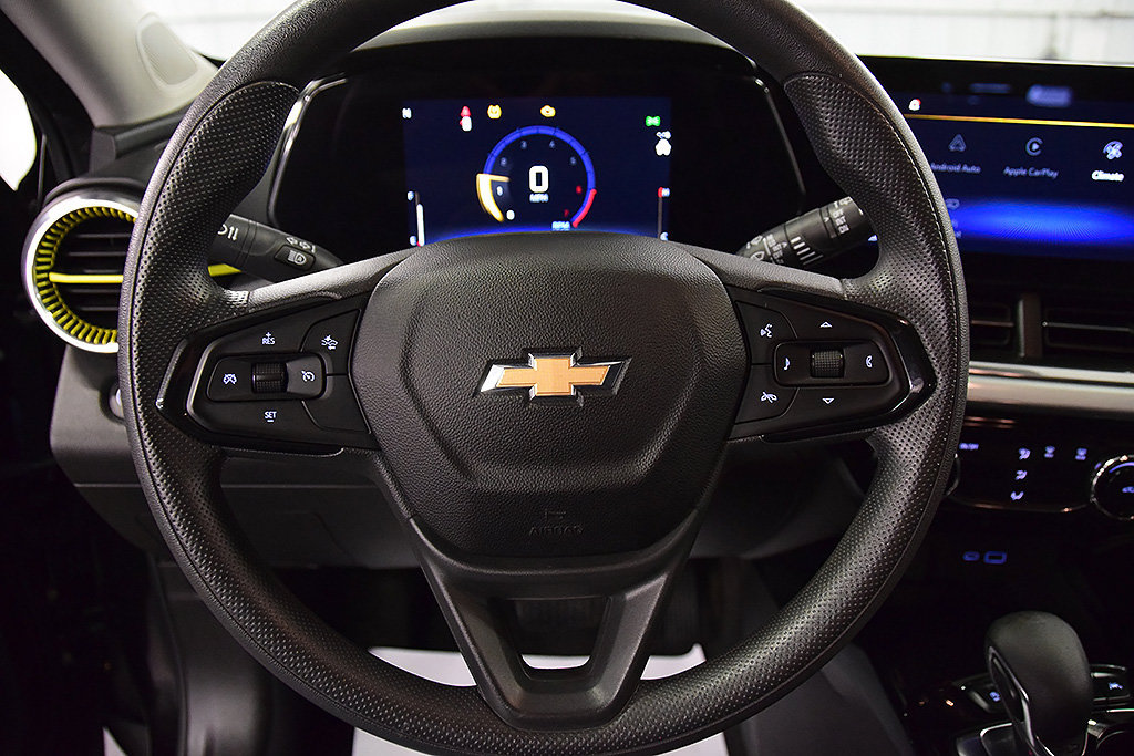 Used 2024 Chevrolet Trax LT w/ Sunroof Package FWD image 17