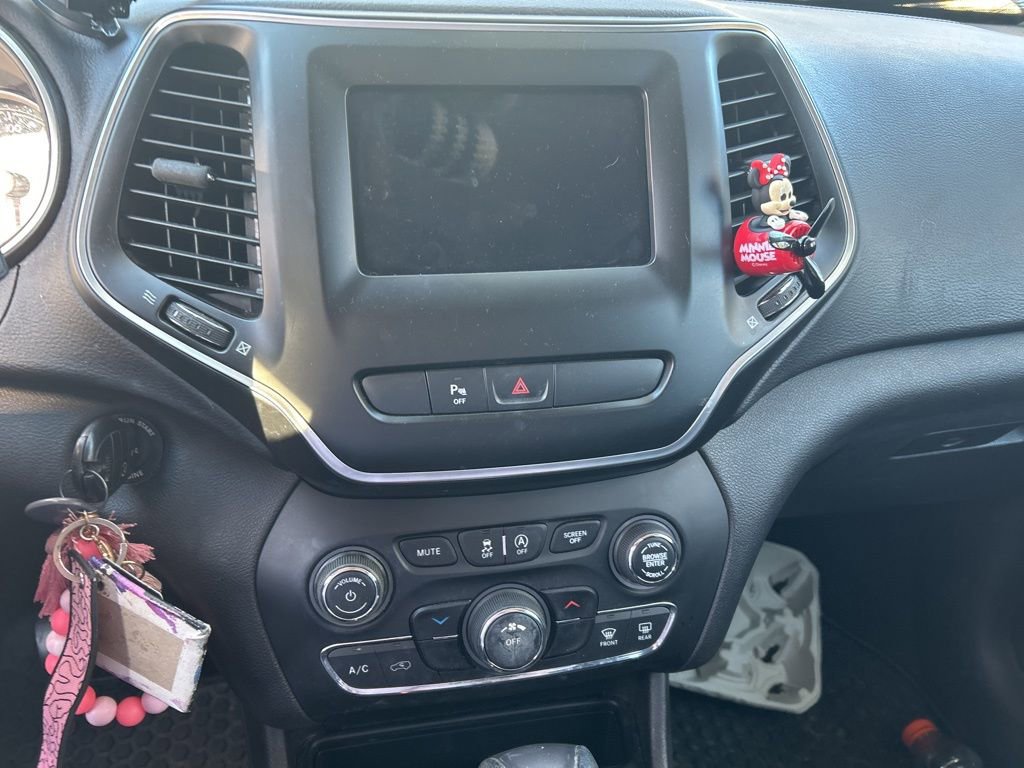 Used 2019 Jeep Cherokee Latitude w/ Cold Weather Group image 17