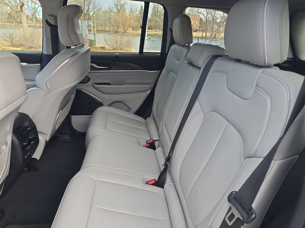 Used 2022 Jeep Grand Cherokee Overland w/ Advanced Protech Group III image 27