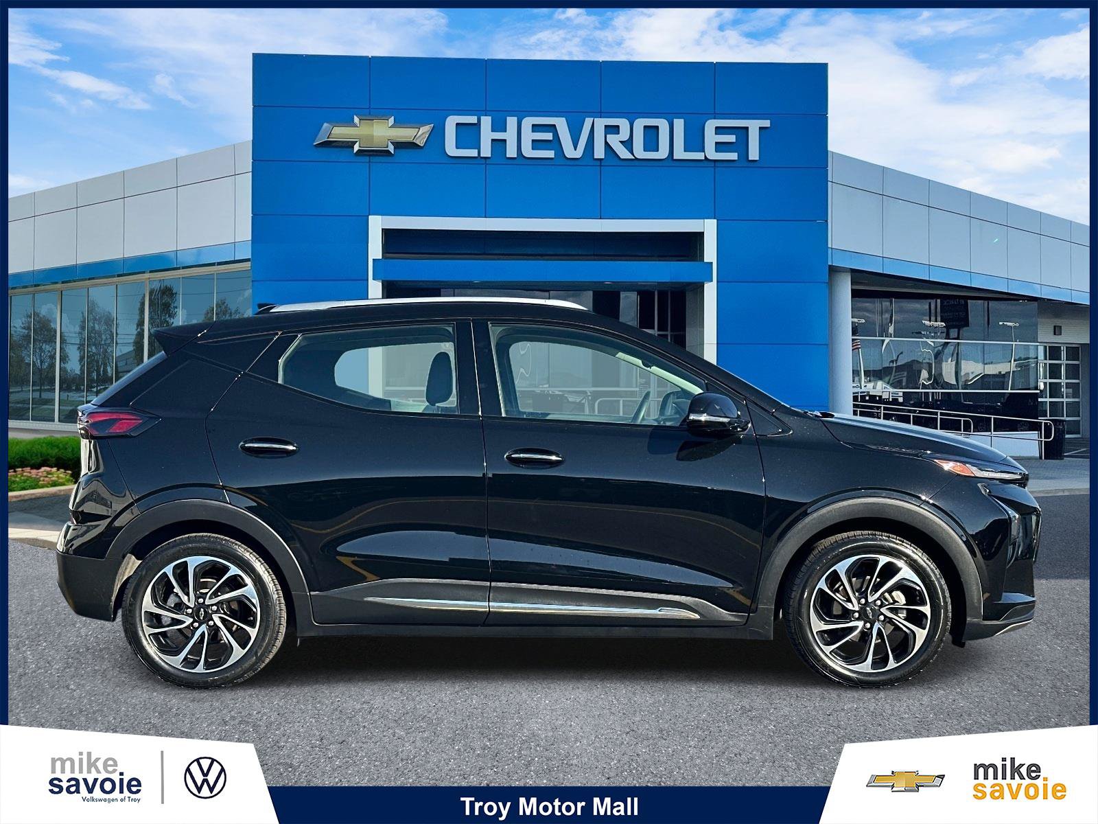 Certified 2023 Chevrolet Bolt EUV Premier w/ Sun & Sound Package FWD image 2