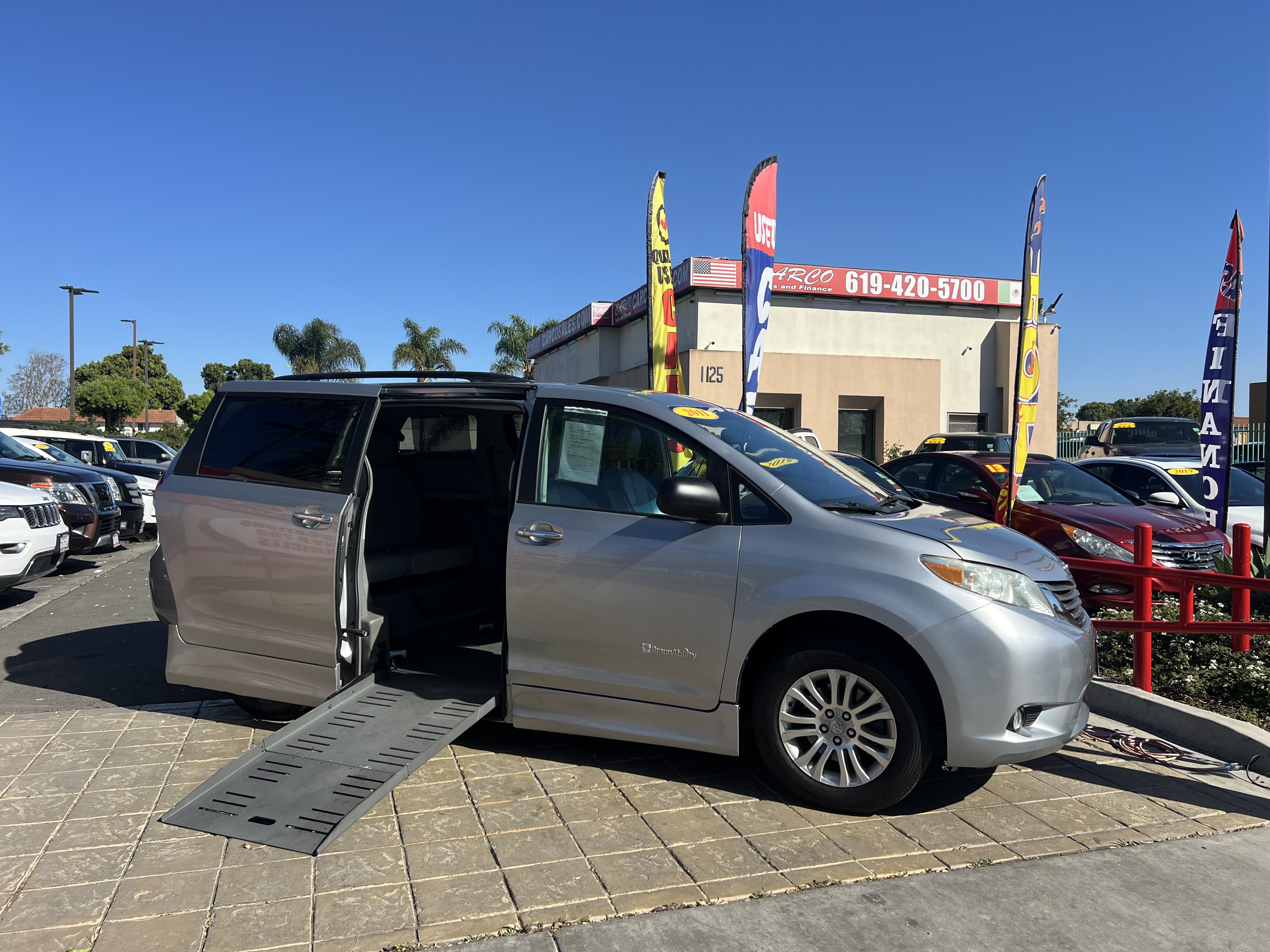 Used 2011 Toyota Sienna XLE FWD image 1