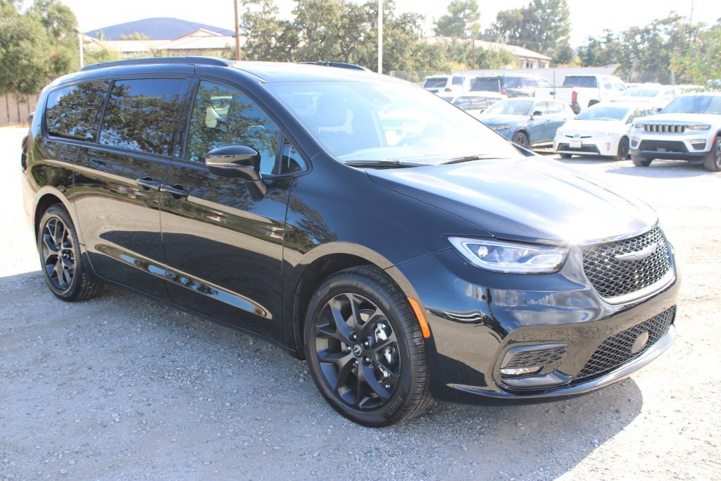 New 2026 Chrysler Pacifica Select w/ S Appearance Package image 3