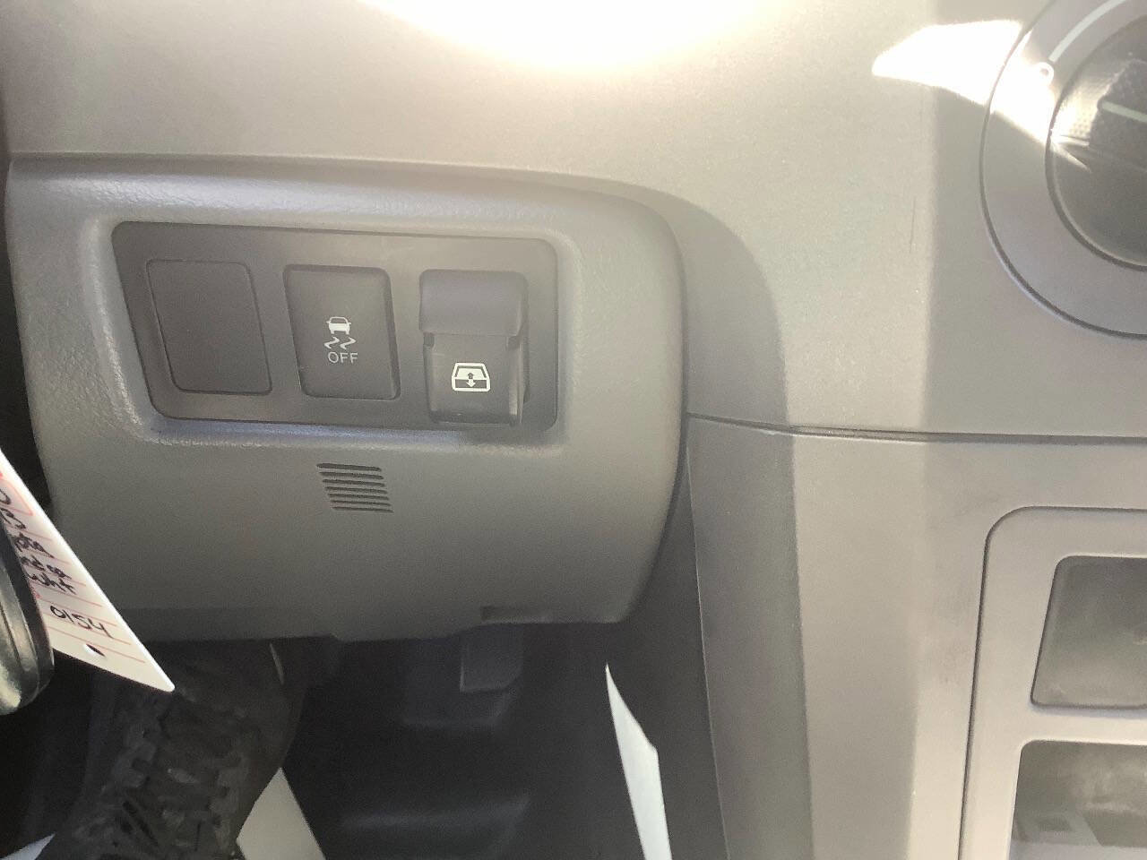 Used 2013 Toyota Tundra Grade 4x4 4dr CrewMax Cab Pick image 38