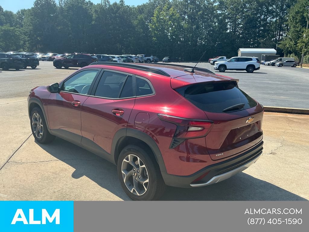 Used 2025 Chevrolet Trax LT FWD image 3