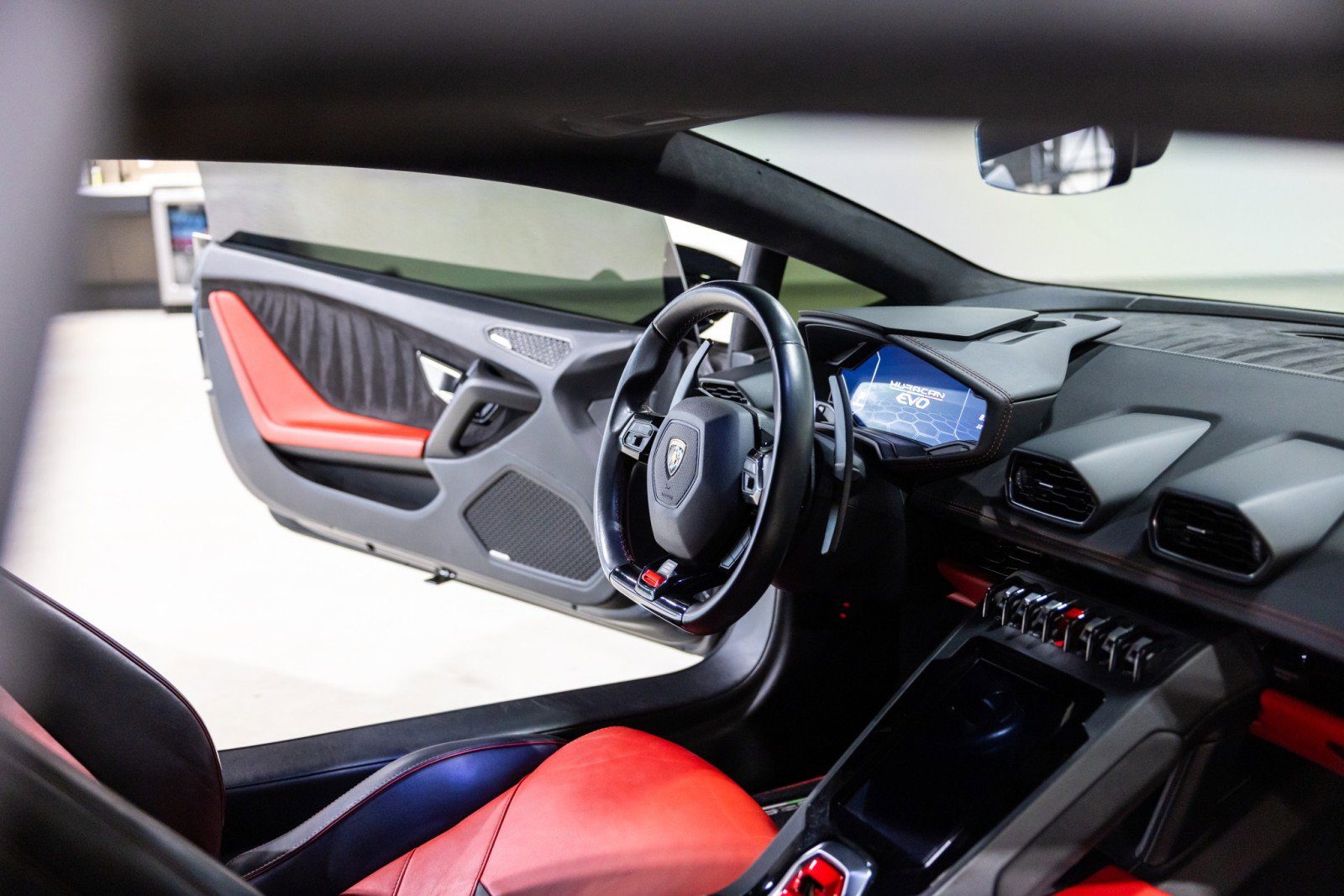 Used 2021 Lamborghini Huracan EVO RWD image 32