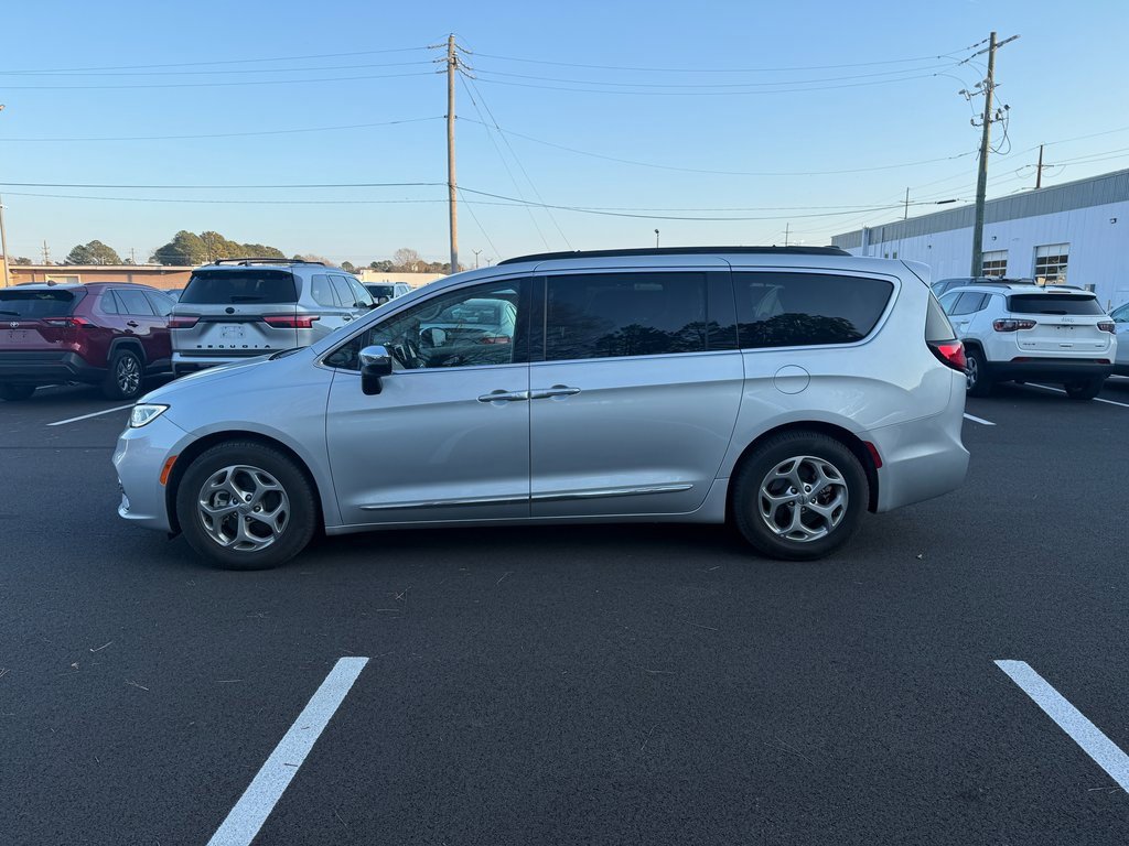 Used 2023 Chrysler Pacifica Limited w/ Uconnect Theater Family Group image 8