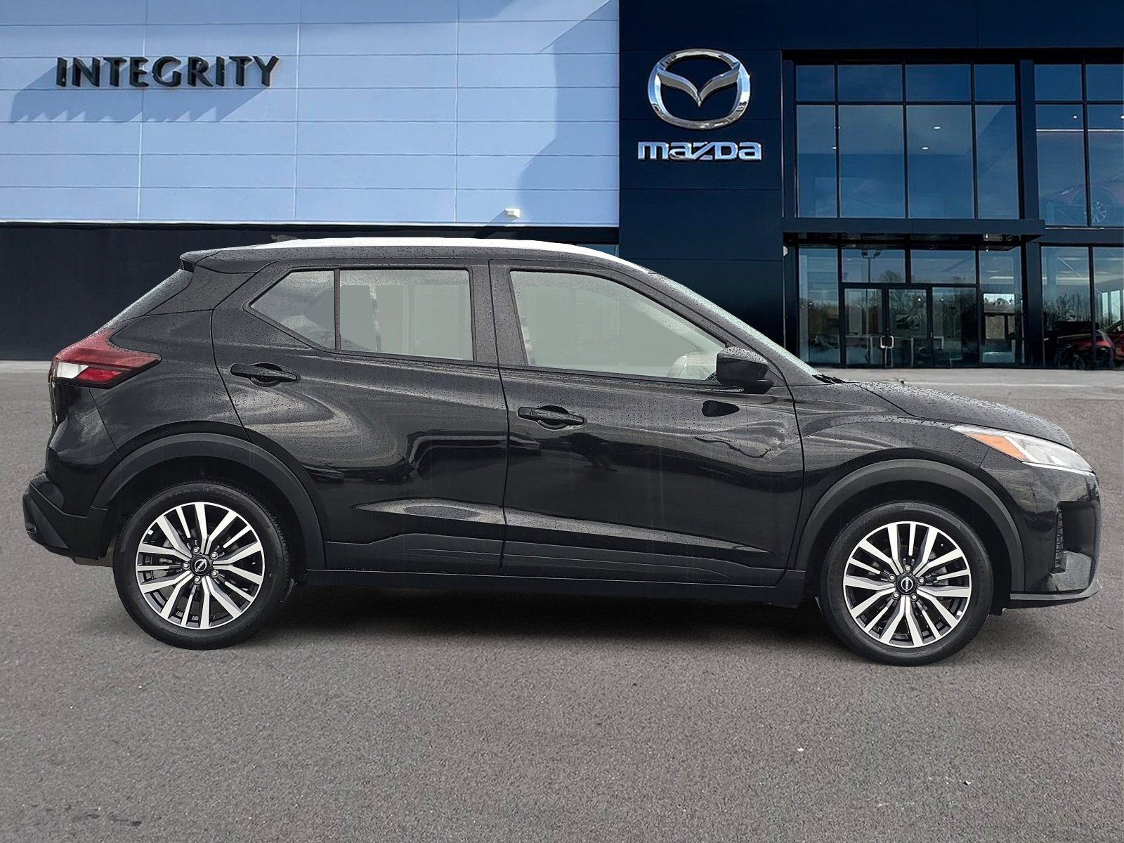 Used 2024 Nissan Kicks SV image 3