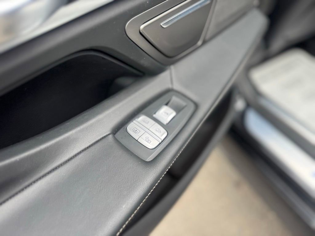 Used 2018 BMW 750i xDrive image 32