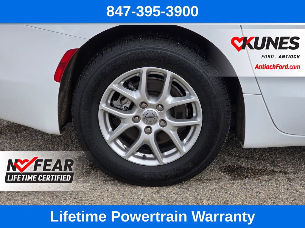 Used 2023 Chrysler Voyager LX image 10