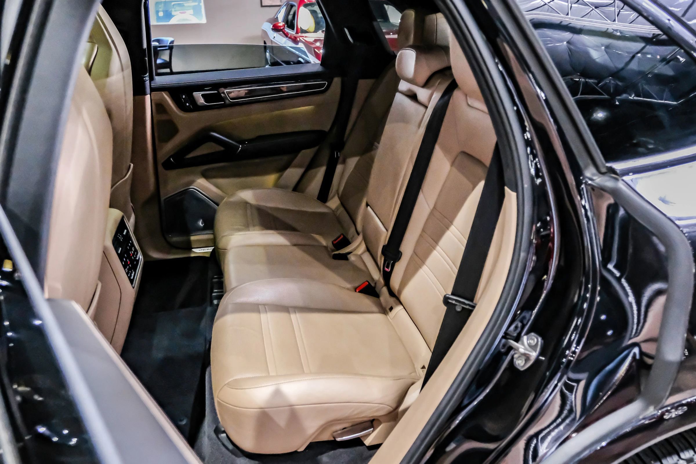 Used 2020 Porsche Cayenne S image 32