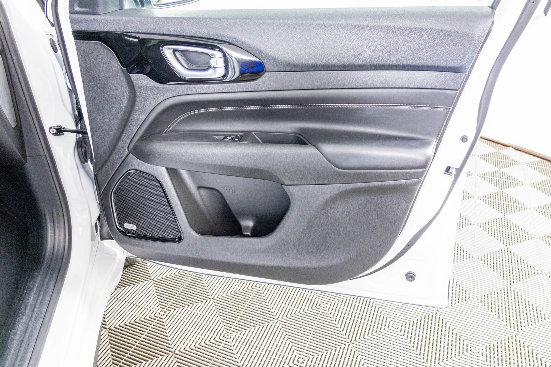 Used 2024 Jeep Compass Limited w/ High Altitude Package image 42