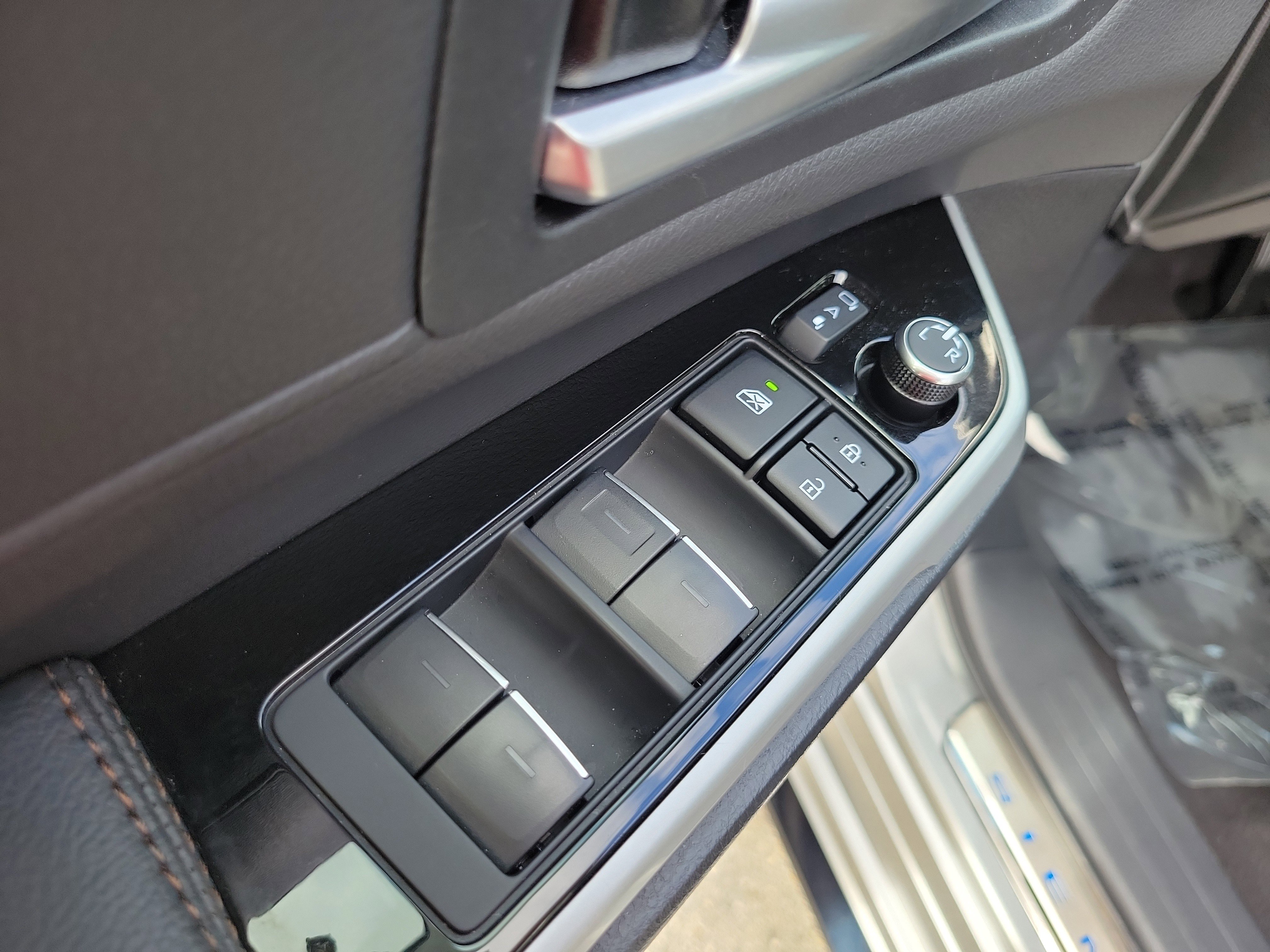 Used 2025 Toyota Sienna Platinum image 26