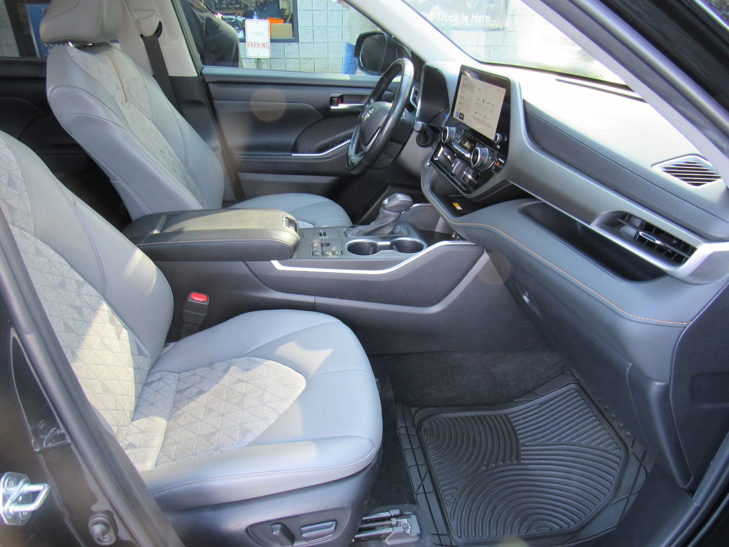 Used 2023 Toyota Highlander Bronze Edition image 22