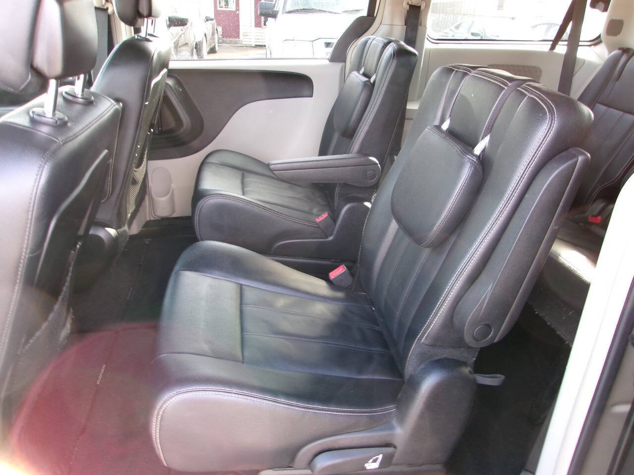 Used 2016 Chrysler Town & Country Touring FWD image 9