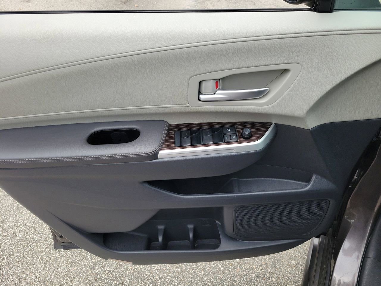 Used 2024 Toyota Sienna XLE FWD image 14