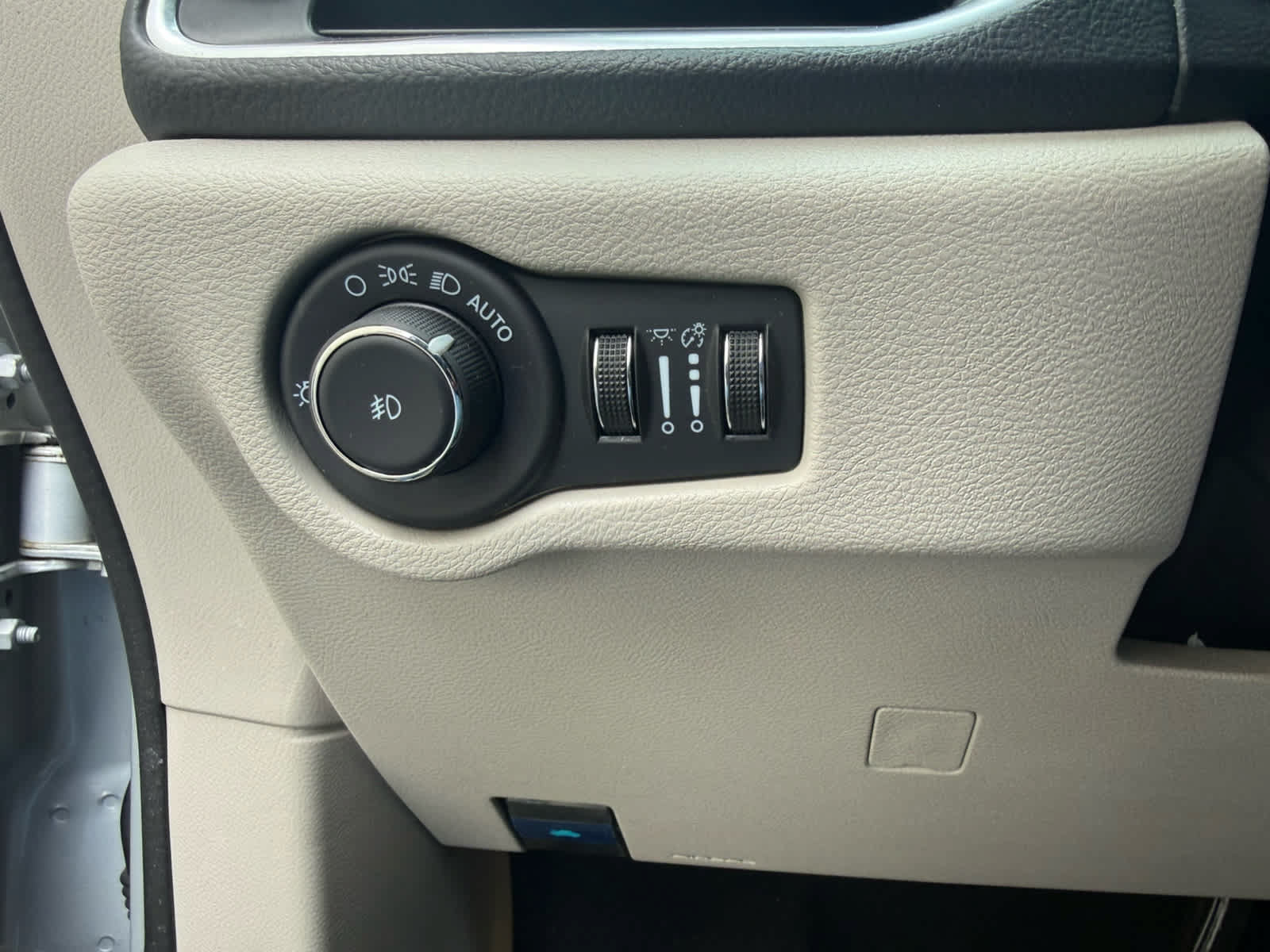 Used 2024 Chrysler Pacifica Limited FWD image 15