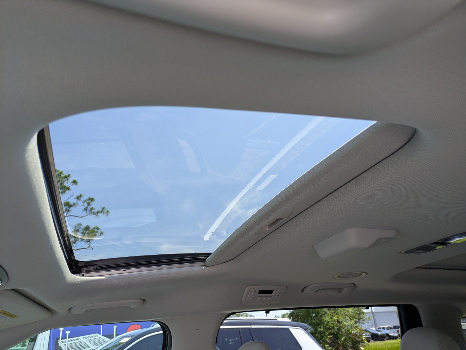 Certified 2025 Kia Carnival SX FWD image 19