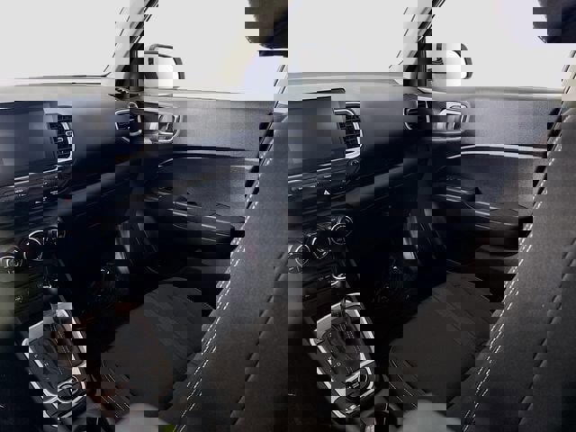 Used 2025 Hyundai Venue SEL image 22