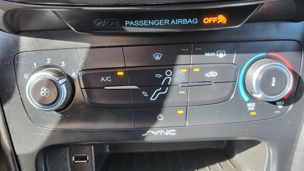 Used 2018 Ford Focus SE w/ SE Appearance Package image 32