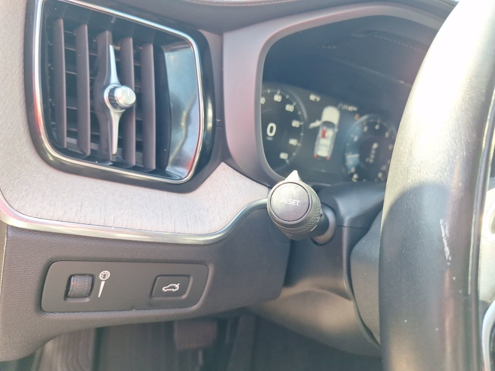 Used 2020 Volvo XC60 T6 Inscription w/ Protection Package Premier image 18