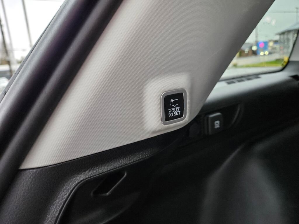 Used 2023 Jeep Grand Cherokee Limited w/ Luxury Tech Group II image 14