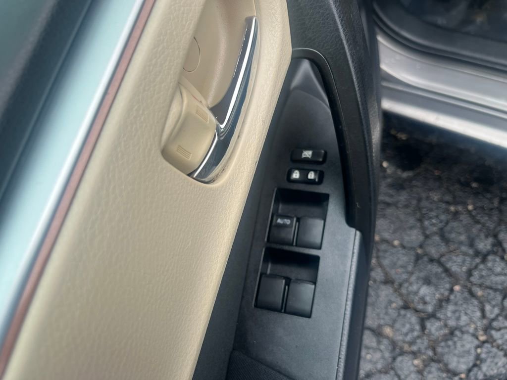 Used 2014 Toyota Corolla LE FWD image 13