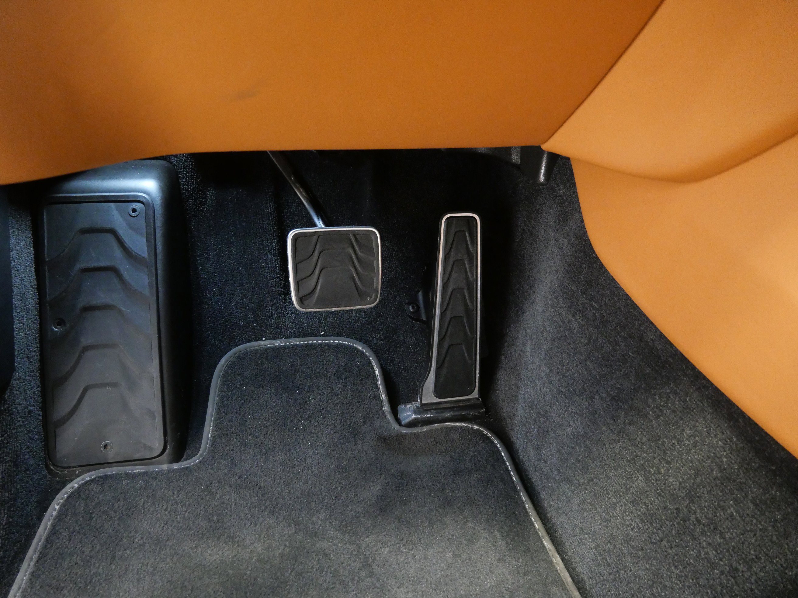 Used 2023 Aston Martin DBX image 16