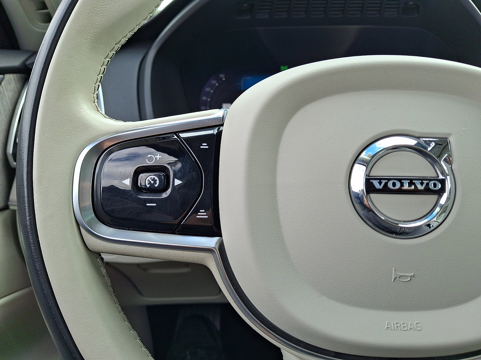 Certified 2024 Volvo XC90 T8 Plus AWD/4WD image 22