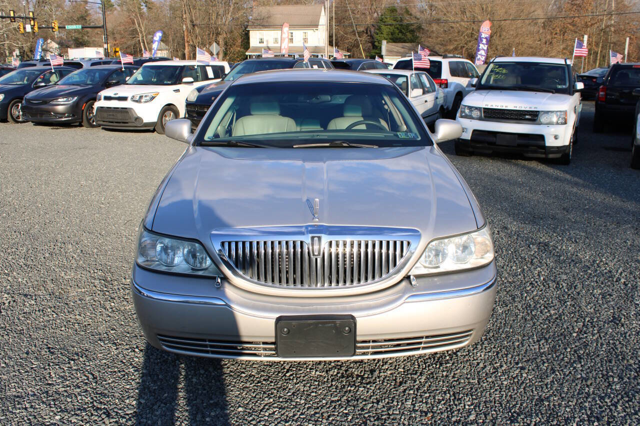 Used 2005 Lincoln Town Car Signature image 3