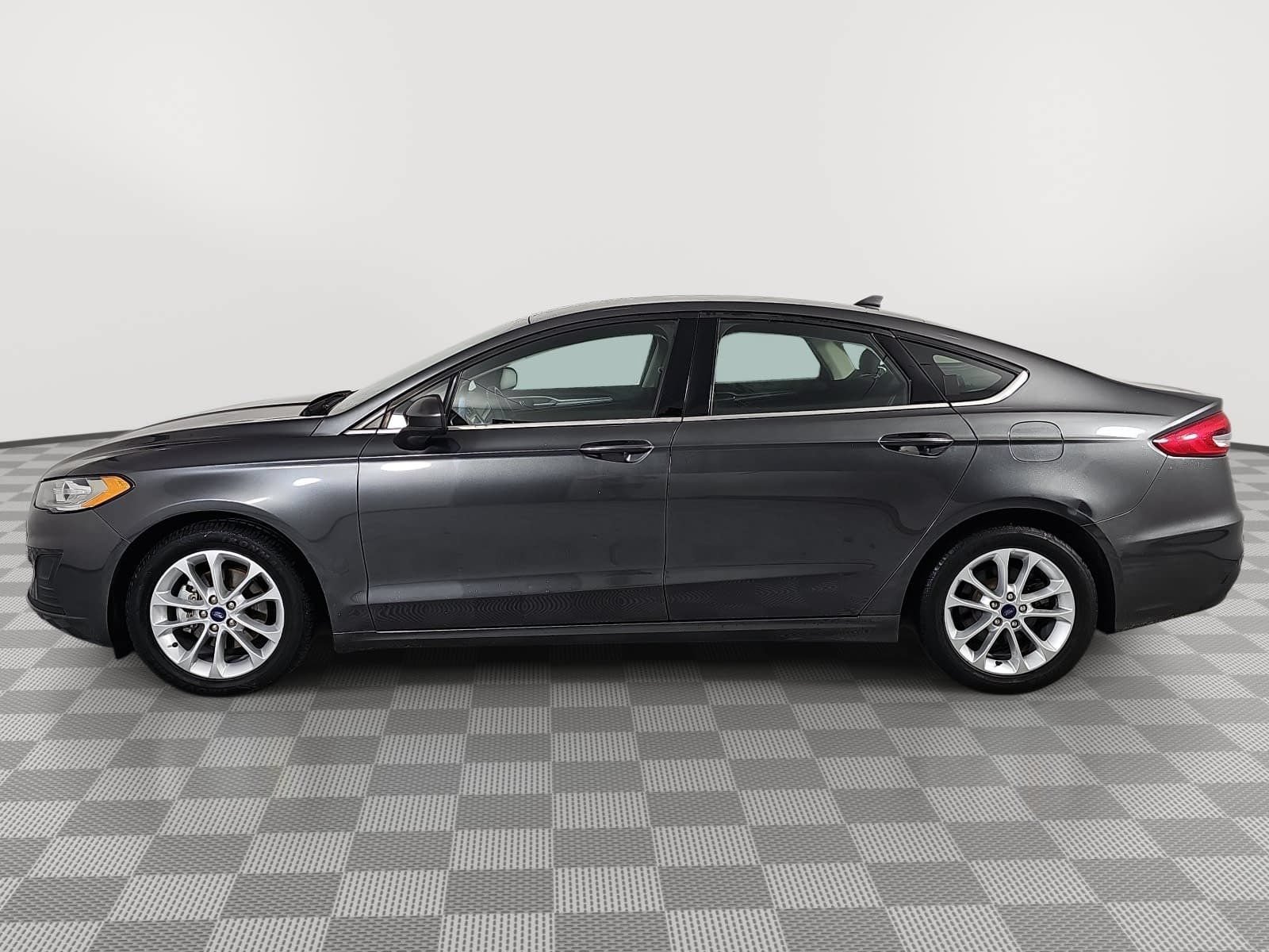Used 2019 Ford Fusion SE FWD image 5