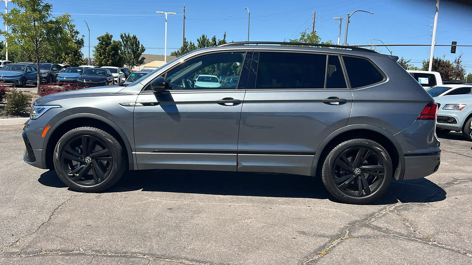 Certified 2023 Volkswagen Tiguan SE R-Line FWD image 8
