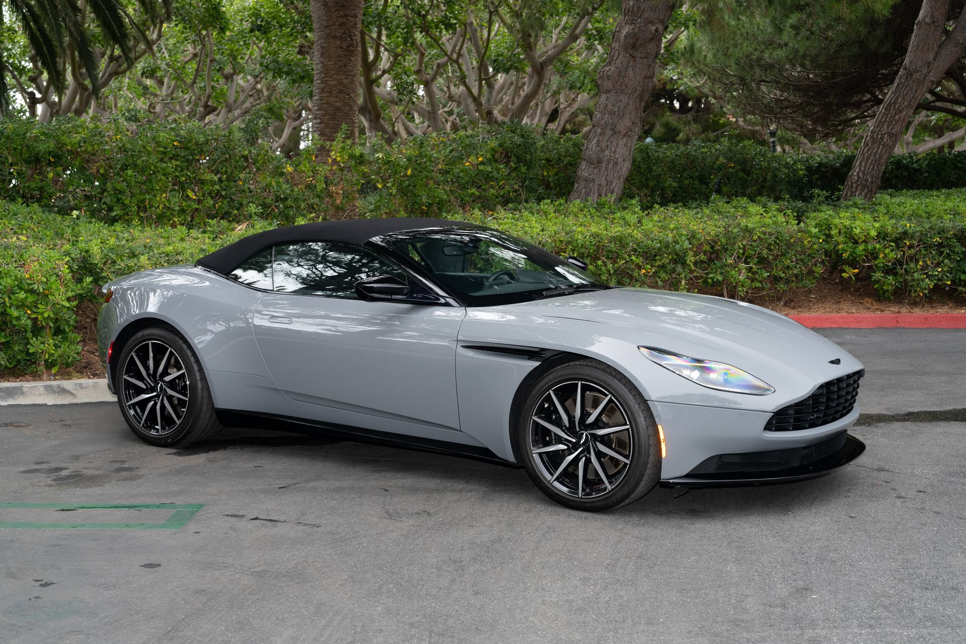 Used 2022 Aston Martin DB11 Volante RWD image 2